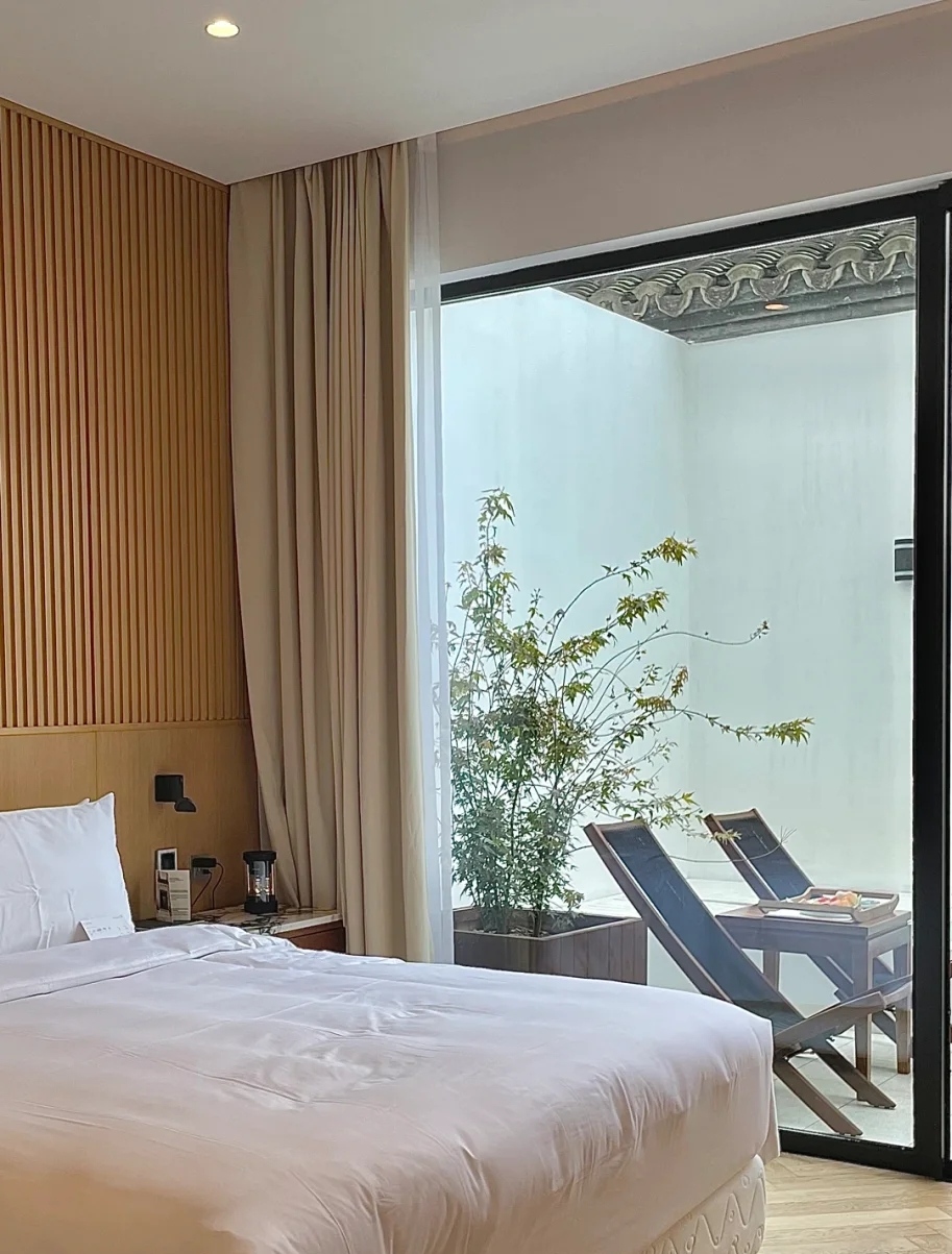 宾馆酒店房间都标配的音箱,顶级酒店房间里的音响