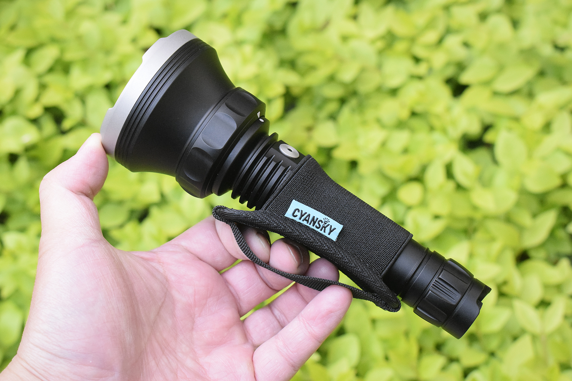 双光源任切换，千米光柱一线天！CYANSKYH5GT远射手电体验