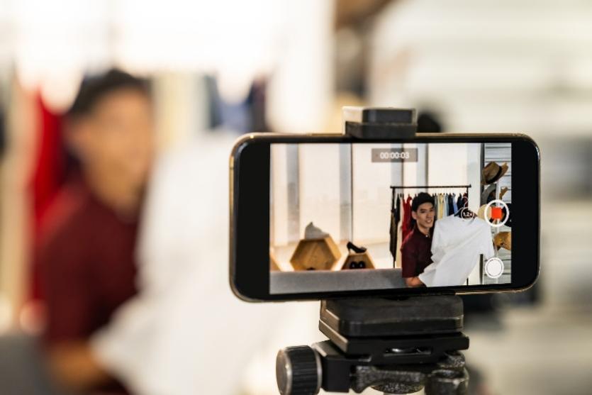 在“翻车”与“真香”之间,腰部主播正怎样生存着?