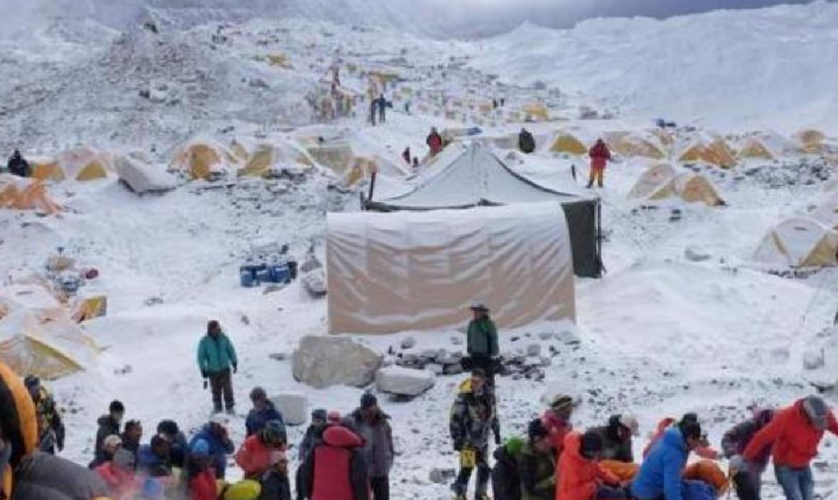 珠穆朗玛峰睡美人冰封十年成路标,珠穆朗玛峰沉睡了20年的睡美人