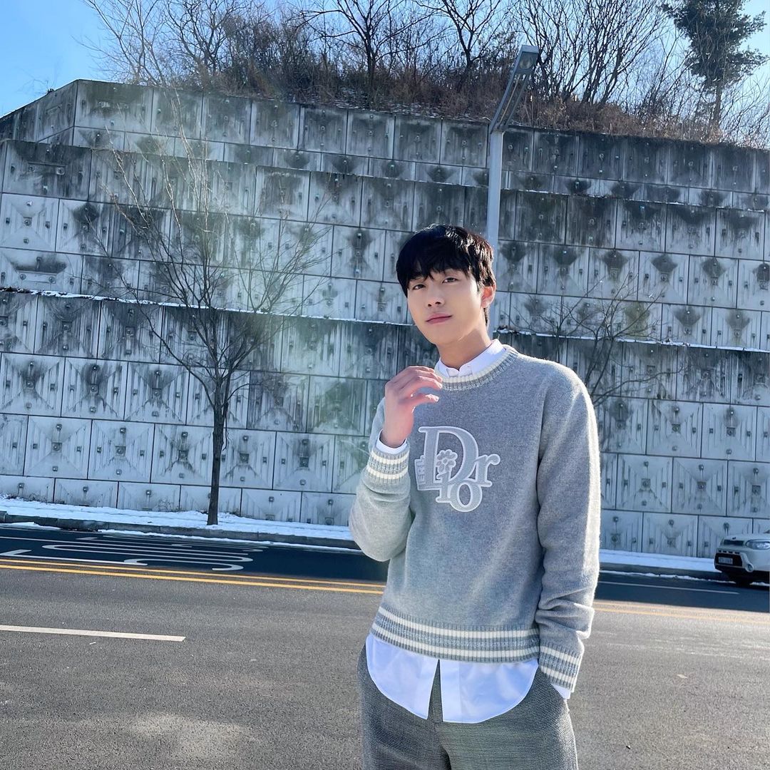 安孝燮黑打底穿搭,安孝燮社内穿搭