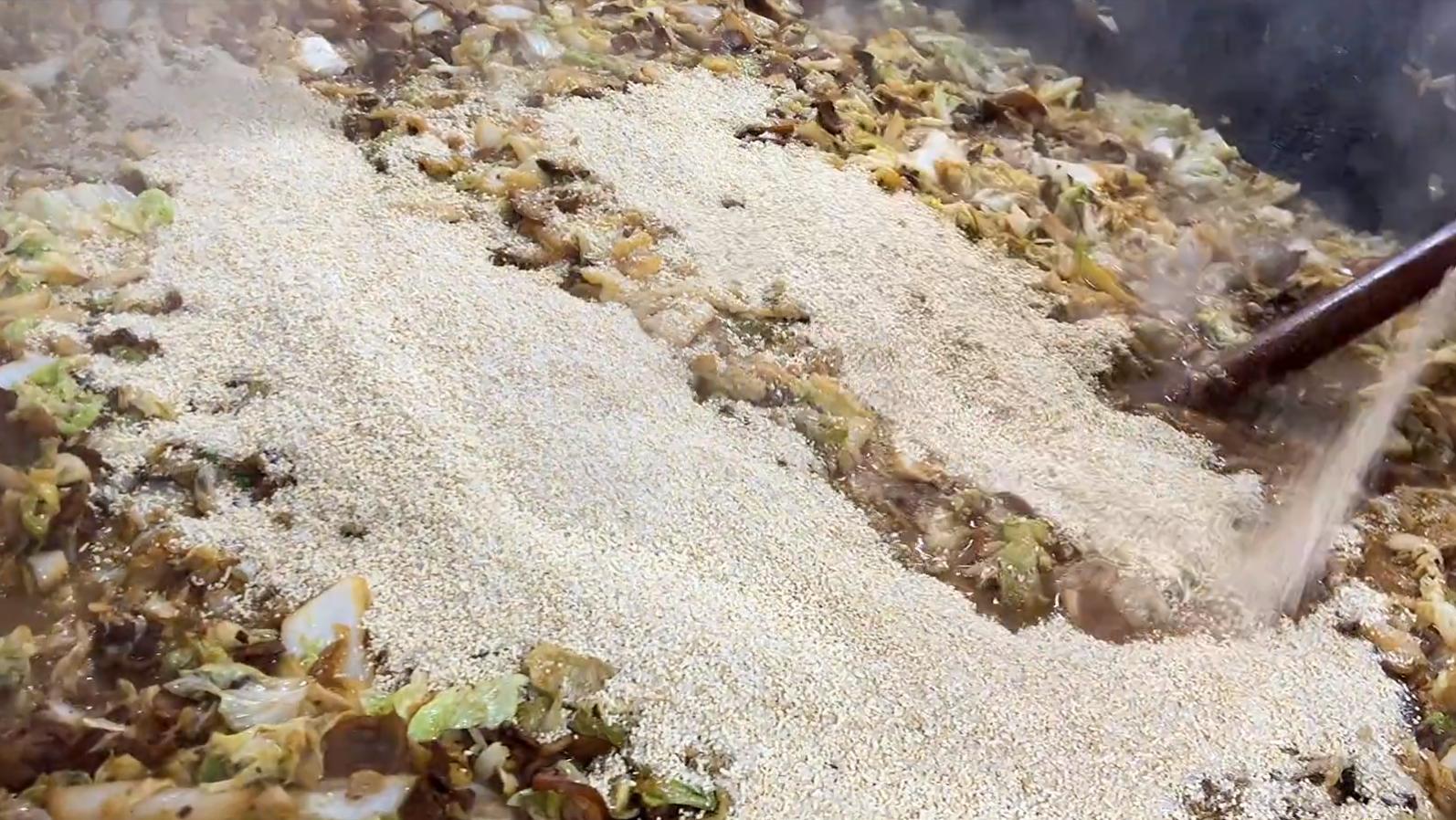 河南大姐大锅菜10块钱一份随便吃,卖便宜大锅菜