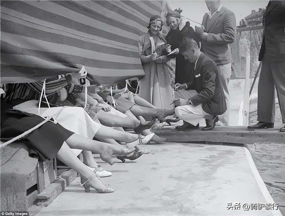 古时女人的三寸金莲：金莲花舞蹈、裹脚布、绣花鞋酒杯及恋足癖