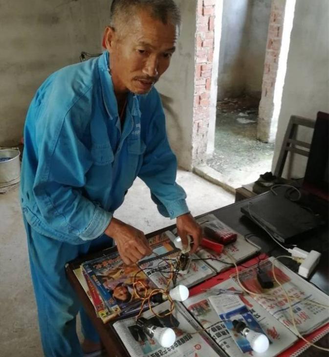 广西一男子“不怕电”：徒手捏电线，用身体作导体，可点亮三盏灯