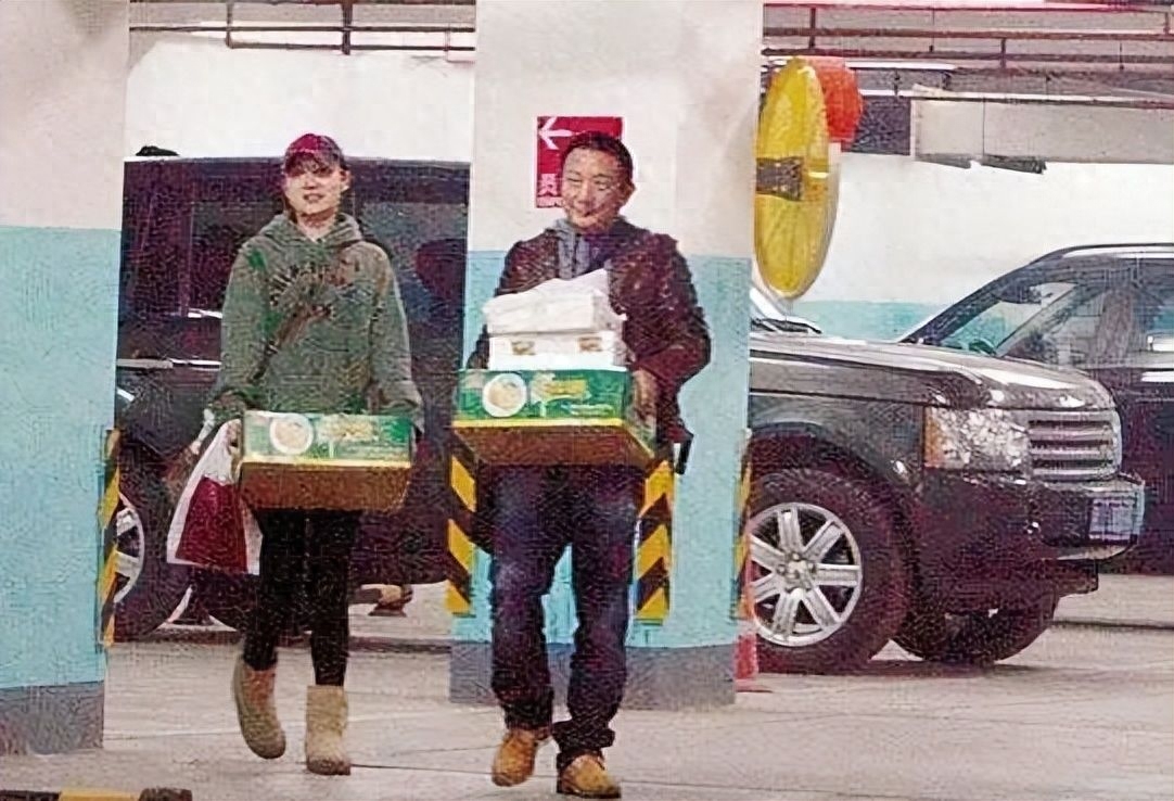 小宋佳：靠“吊带”上位，与已婚名导同居，42岁的她活的又酷又飒