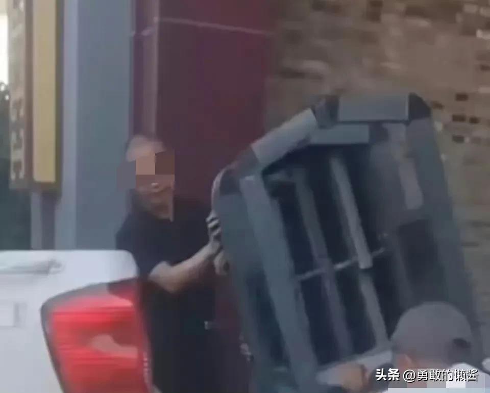 权力的放纵？董事长开车进长城遇阻，强拆大门怒称：管到我头上了