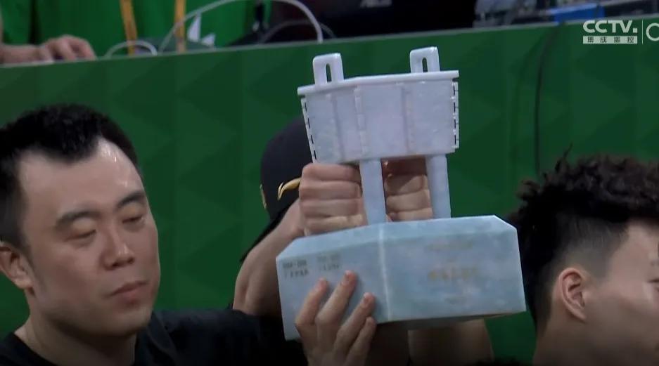 杨鸣辽篮照片图文,辽篮夺冠颁奖典礼