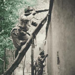 日军日记：*安妇慰**不服从管教，我很愤怒，用*刀刺**插入她的*体下**