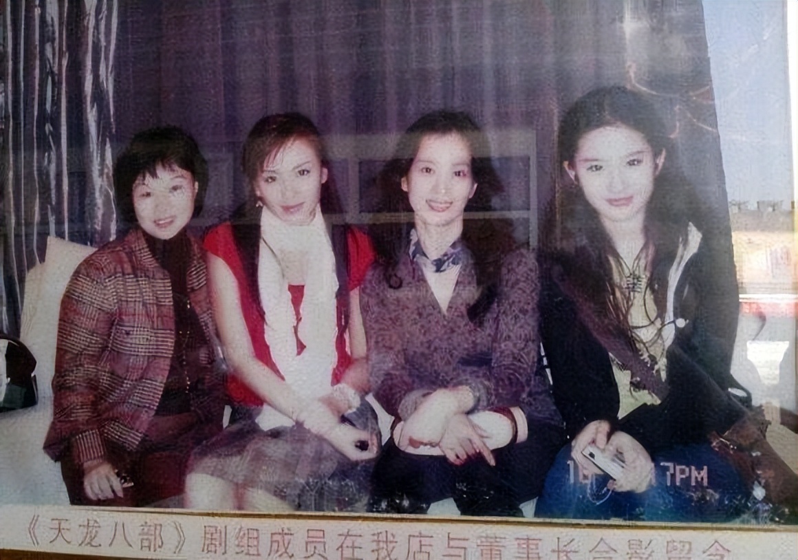 看合影才知道刘亦菲有多美,看了刘亦菲和素人的合影