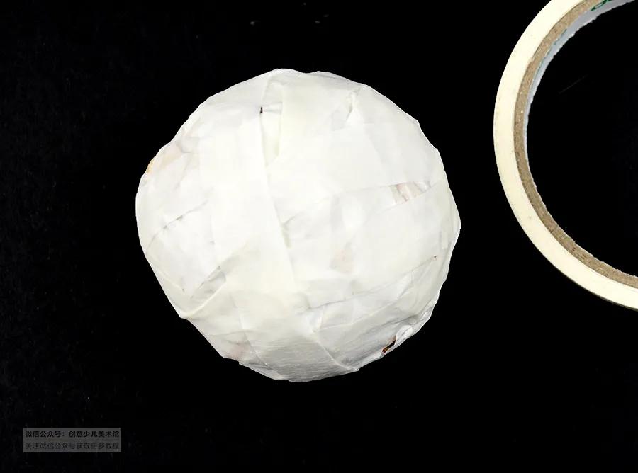 儿童画母鸡涂色,创意美术儿童画母鸡孵蛋