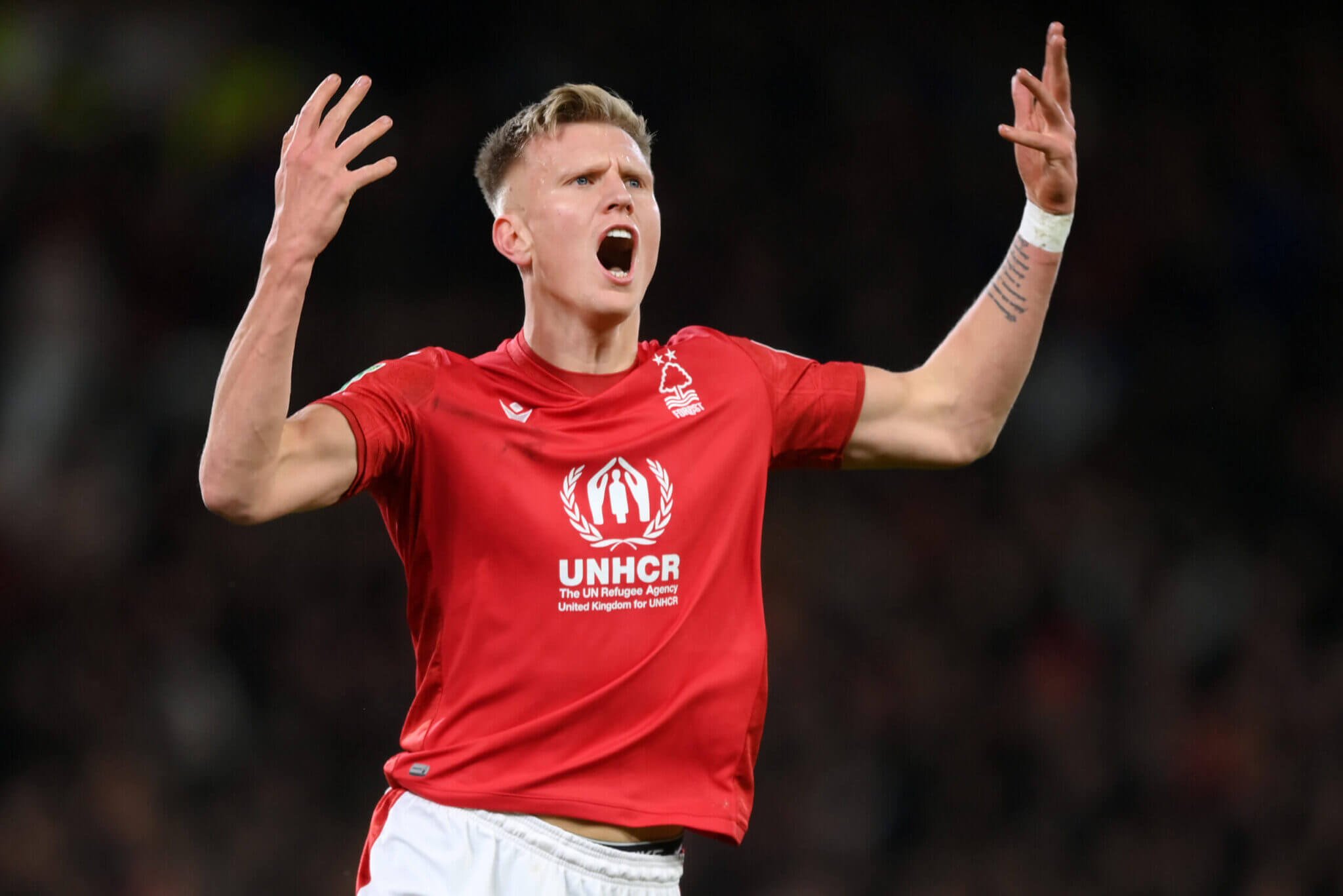 英超球衣胸前广告收入,英超各个球队球衣赞助商印制