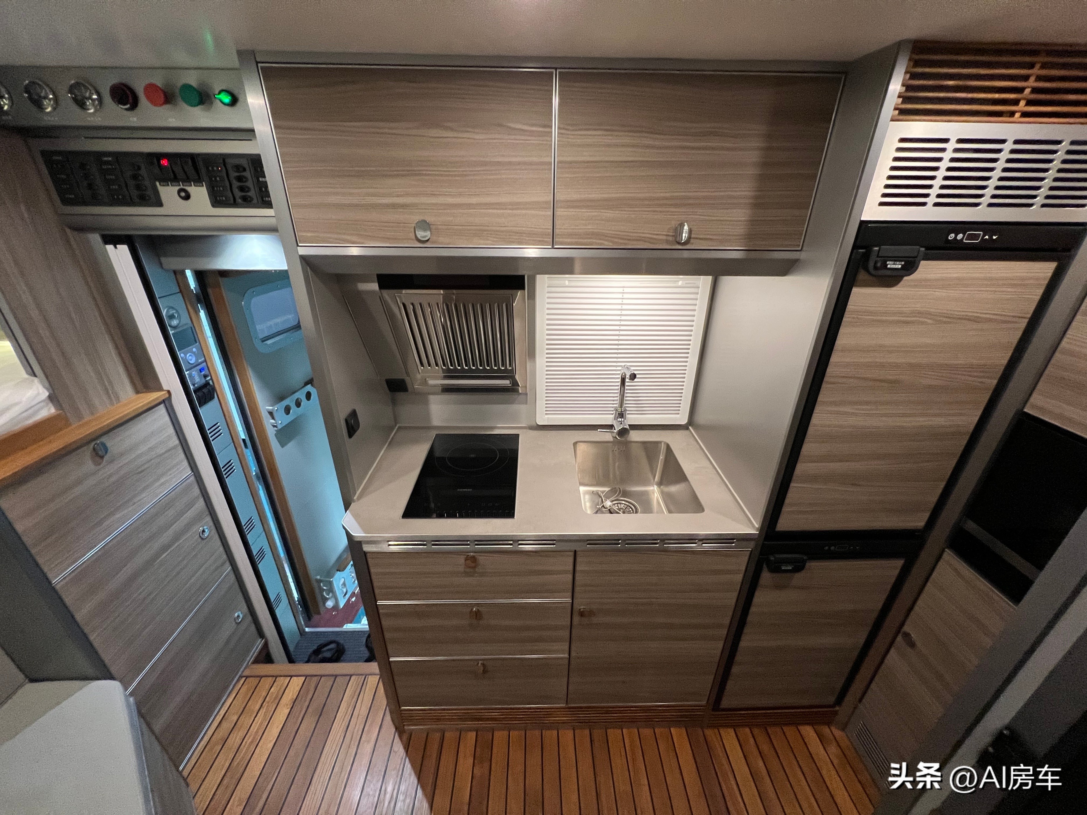 非常少见的阿莫迪罗福特f550房车,f550锐行者越野房车户外旅游视频