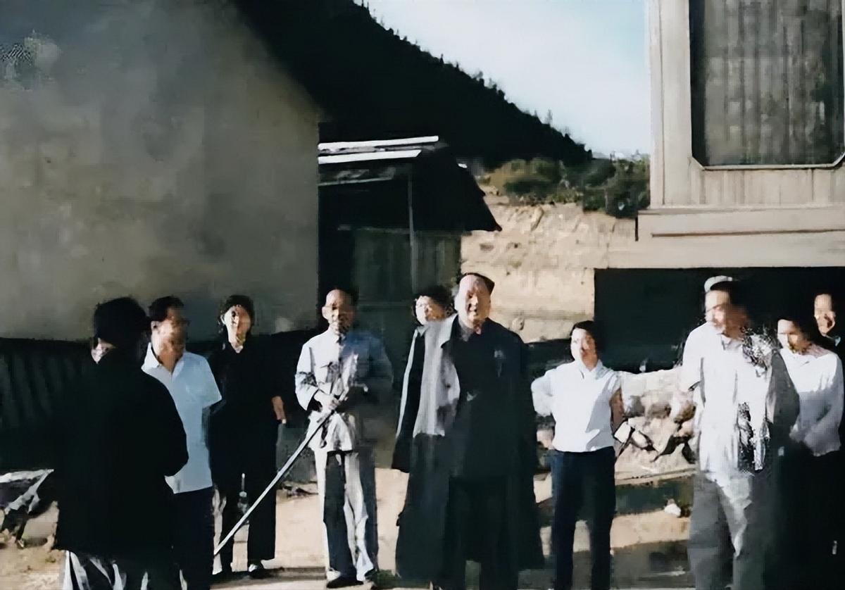 1949年，毛主席进北平时的一组老照片，穿着军棉大衣气场强大