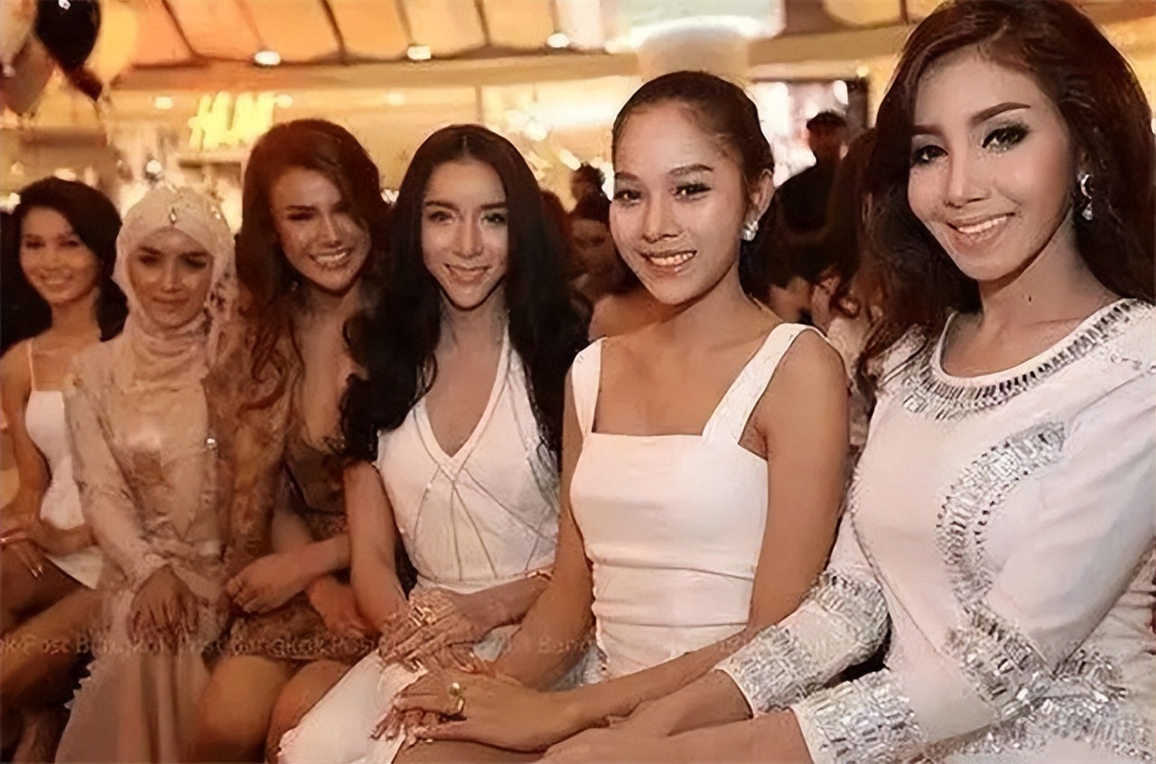 中国变性人造美女:申小勇整容后改名换姓渴望婚姻,后来如何