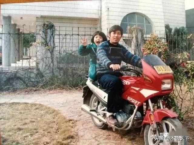 三十多年前的一张老照片,村里第一辆摩托车