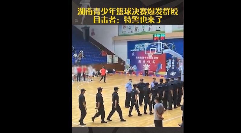 中国男坛再现丑闻！在场上爆发群殴，多名球员受伤，特警出动维护