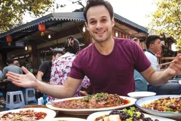 在中国生活8年的美国佬，回国后有多崩溃？连夜买机票回中国