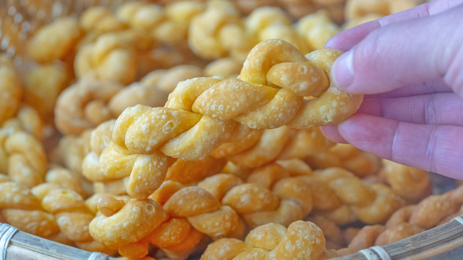 面粉这样做酸甜可口出锅瞬间抢光,面粉的独特做法每一口都酥掉渣