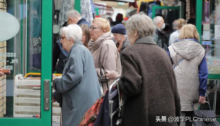 捷克人涌入波兰超市抢购 | 当地居民呼吁捷克人“文明购物”