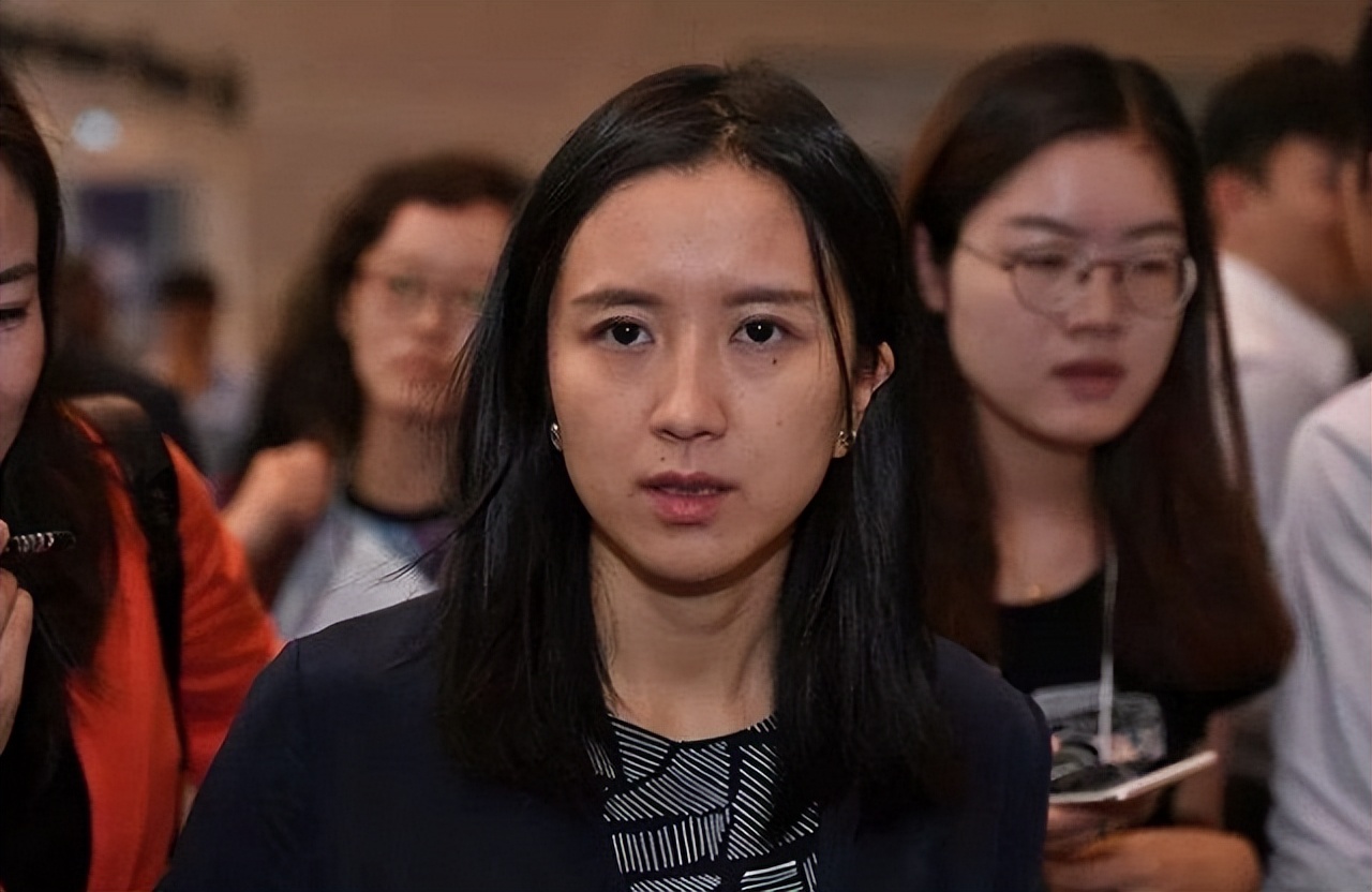 摩拜单车创始人胡玮炜卖了多少钱,ofo共享单车的创始人戴威