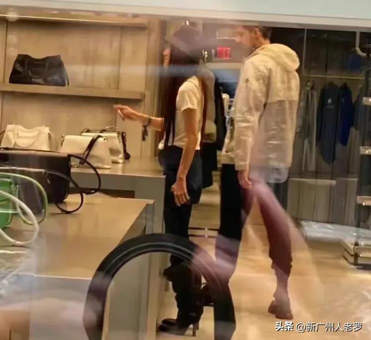 73岁的王薇薇带小男友逛商场 (73岁王薇薇和女儿出街)