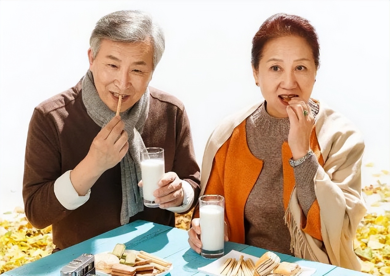 老人喝牛奶与不喝牛奶的区别,喝牛奶与不喝牛奶老人有什么区别