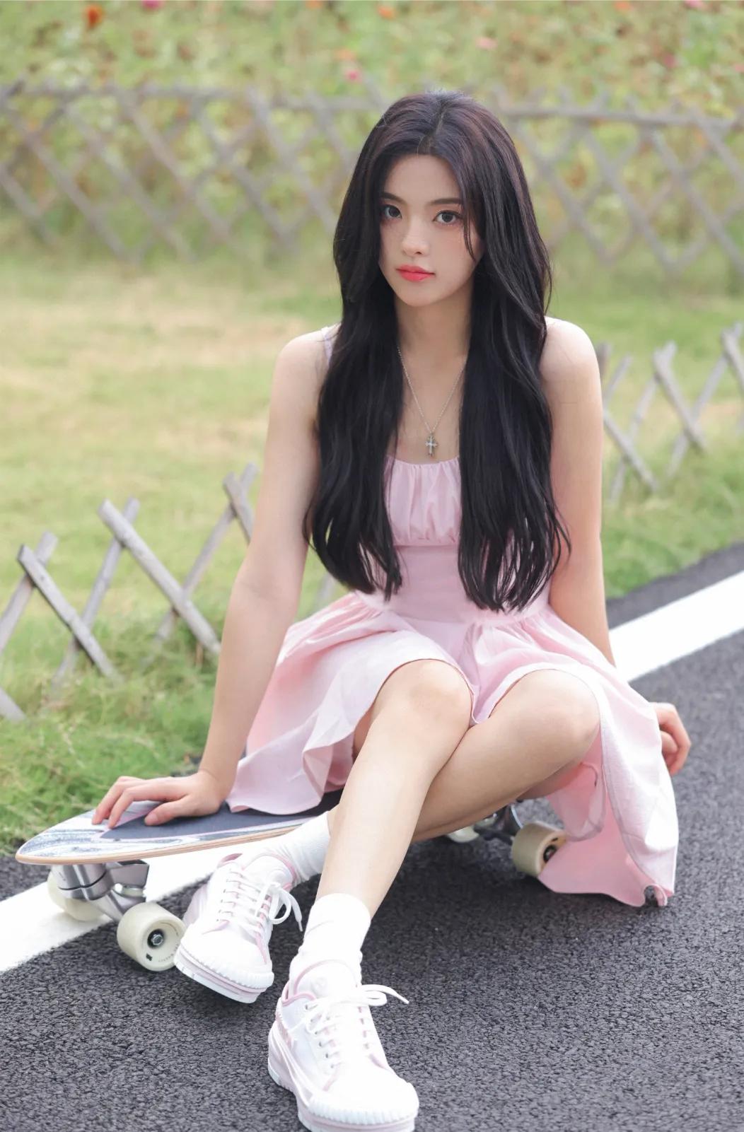 杨超越粉色拼接半身裙造型,杨超越蕾丝抹胸裙引爆时尚圈