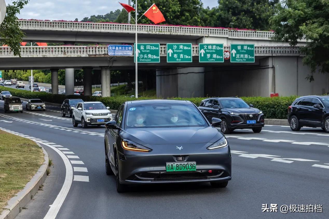 极狐阿尔法s对撞特斯拉modely,极狐阿尔法s全新hi版无人驾驶技术