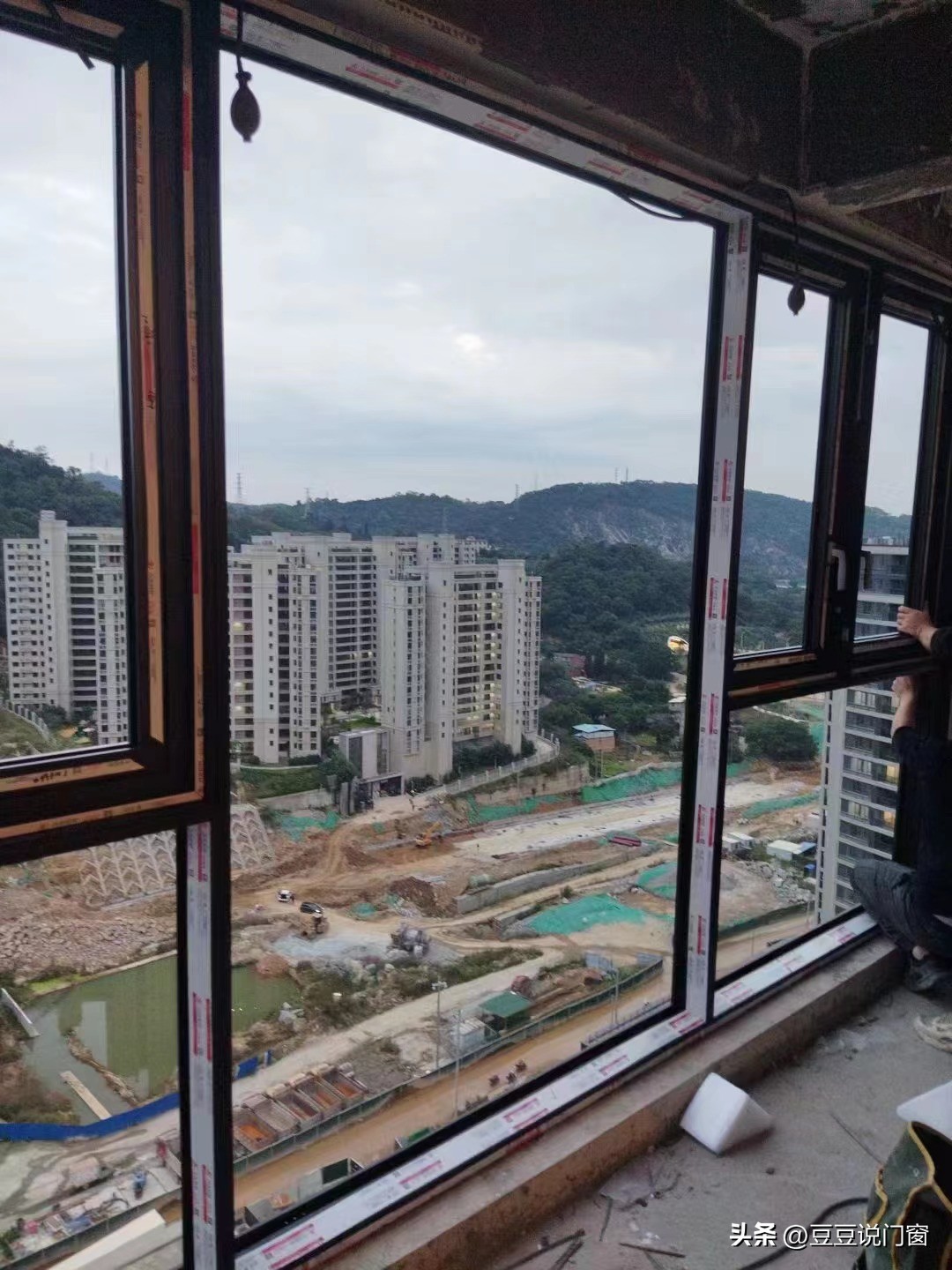 千万不要用这种断桥铝窗，比假断桥还差劲，不安全还容易漏水