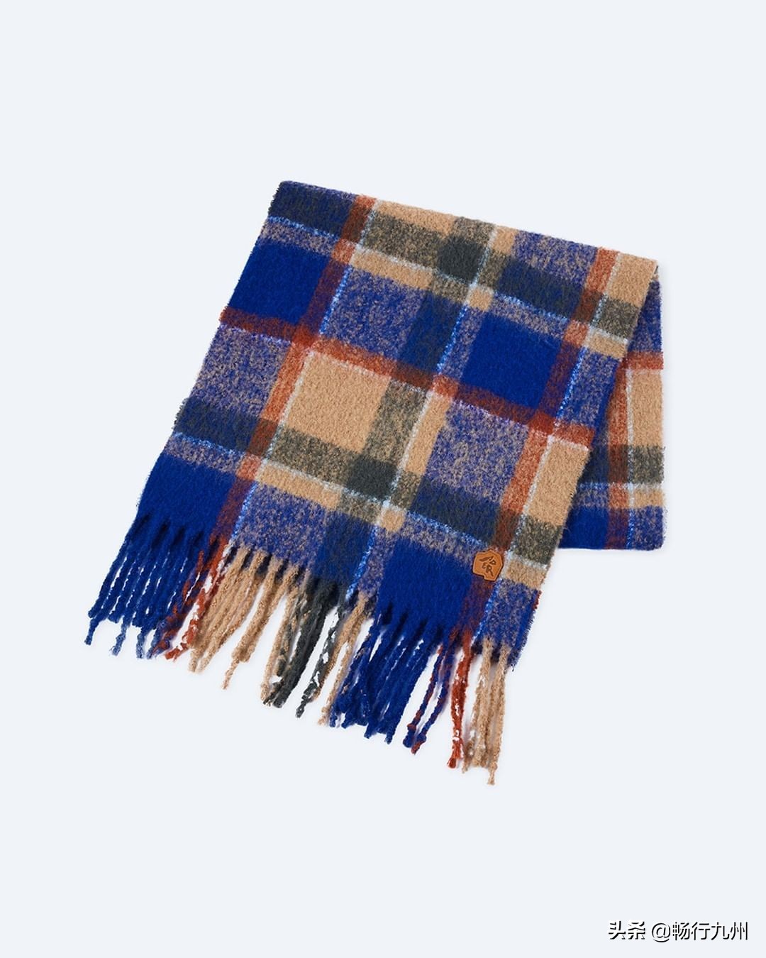 秋冬流行的大牌围巾,必备的三款颜色围巾
