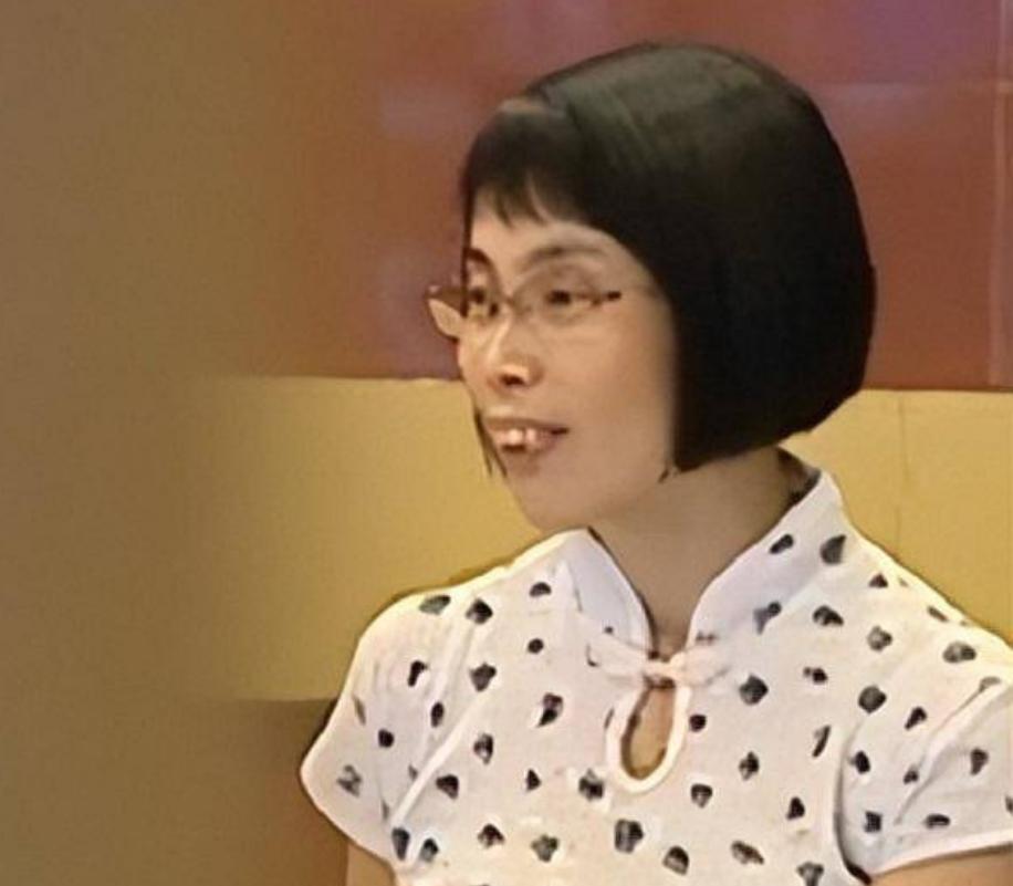 广西“蛇毒王后”：家藏价值47亿蛇毒，美国人送悍马讨好她求合作