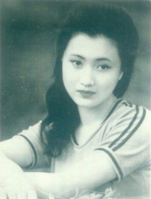 看烦了满屏的“纸片人”“排骨胸”，这几位有肉感的女星才是真美