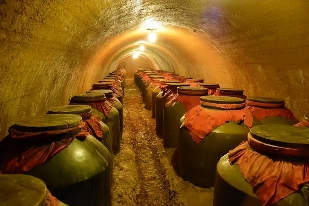 农村小伙自己酿酒喝,农村小作坊酿酒能不能喝