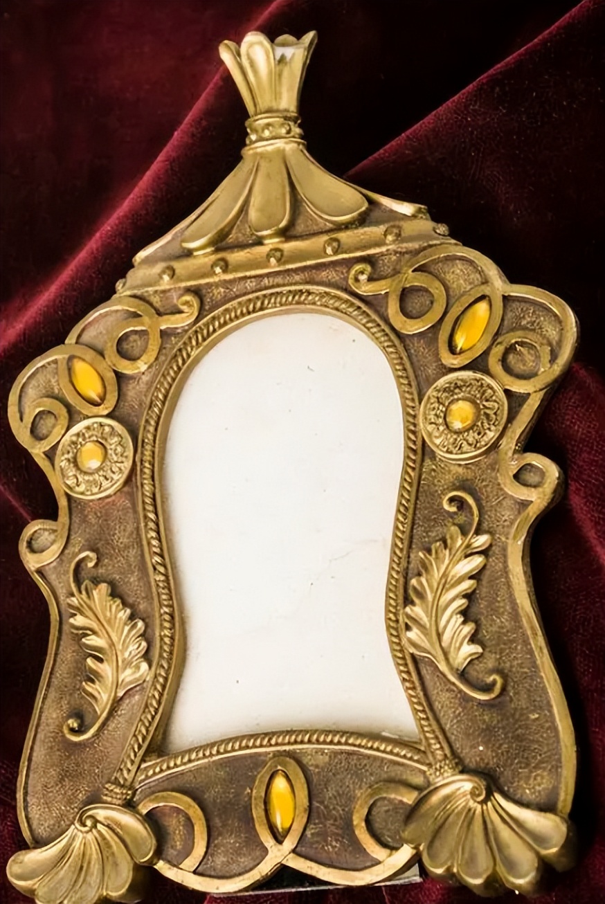 工业机械化时期，瓦尔布格的金属相框，金属材料却能产生相变行为