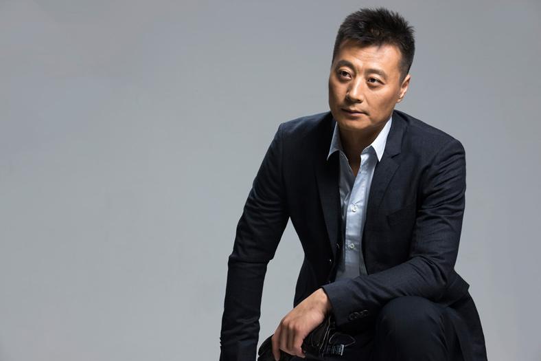 他9块钱娶了老婆住9平米的地下室7年,成名后也坚决不*妻换**