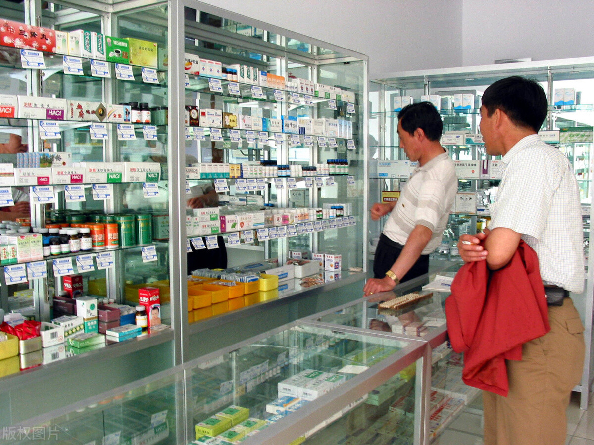 女子药店大量购买药,女子在药店购买药品