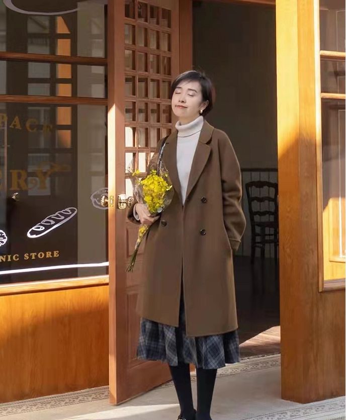 这才是普通中年女人该有的初春穿搭：呢大衣+过腰裙，优雅又减龄