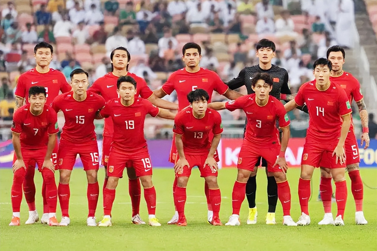 1964年国足遭遇惨败，贺龙直接下令解散，全送到部队接受军事训练