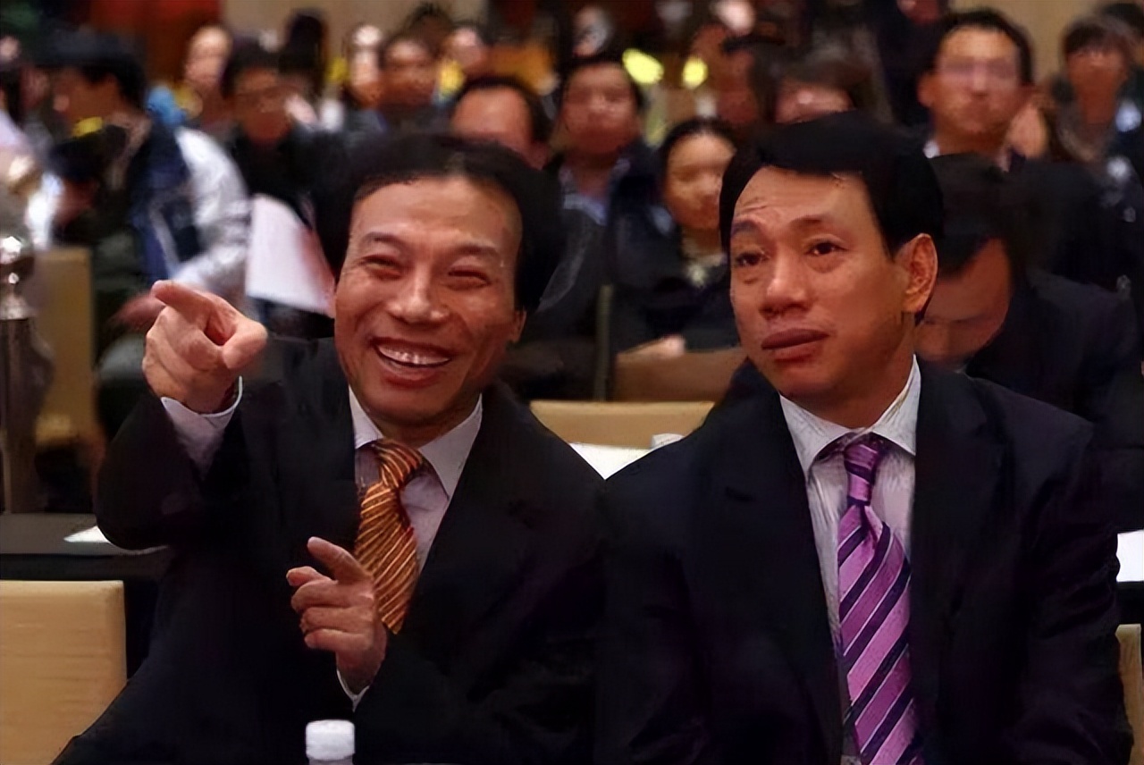 他小学没毕业，花10亿把“打工皇帝”招至麾下，600亿身价还*税逃**