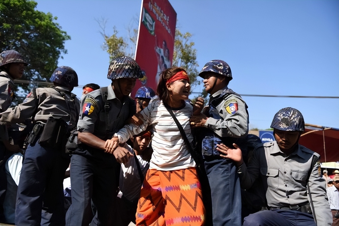 今日缅*果敢甸**：国门汉字已被更换，现使用缅文成主流