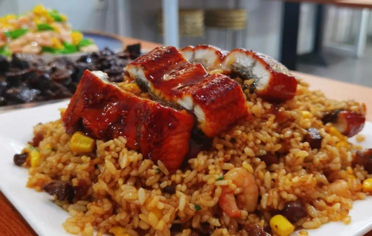 00后小情侣,在南京老面馆点了2份鳗鱼炒饭花了132,老板说不赚钱