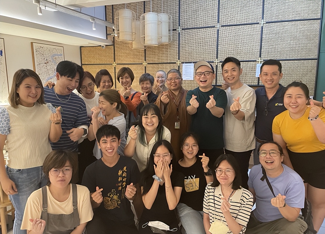 我，80后重庆人，到马来西亚开火锅店爆火，当地人吃免费蘸料上瘾