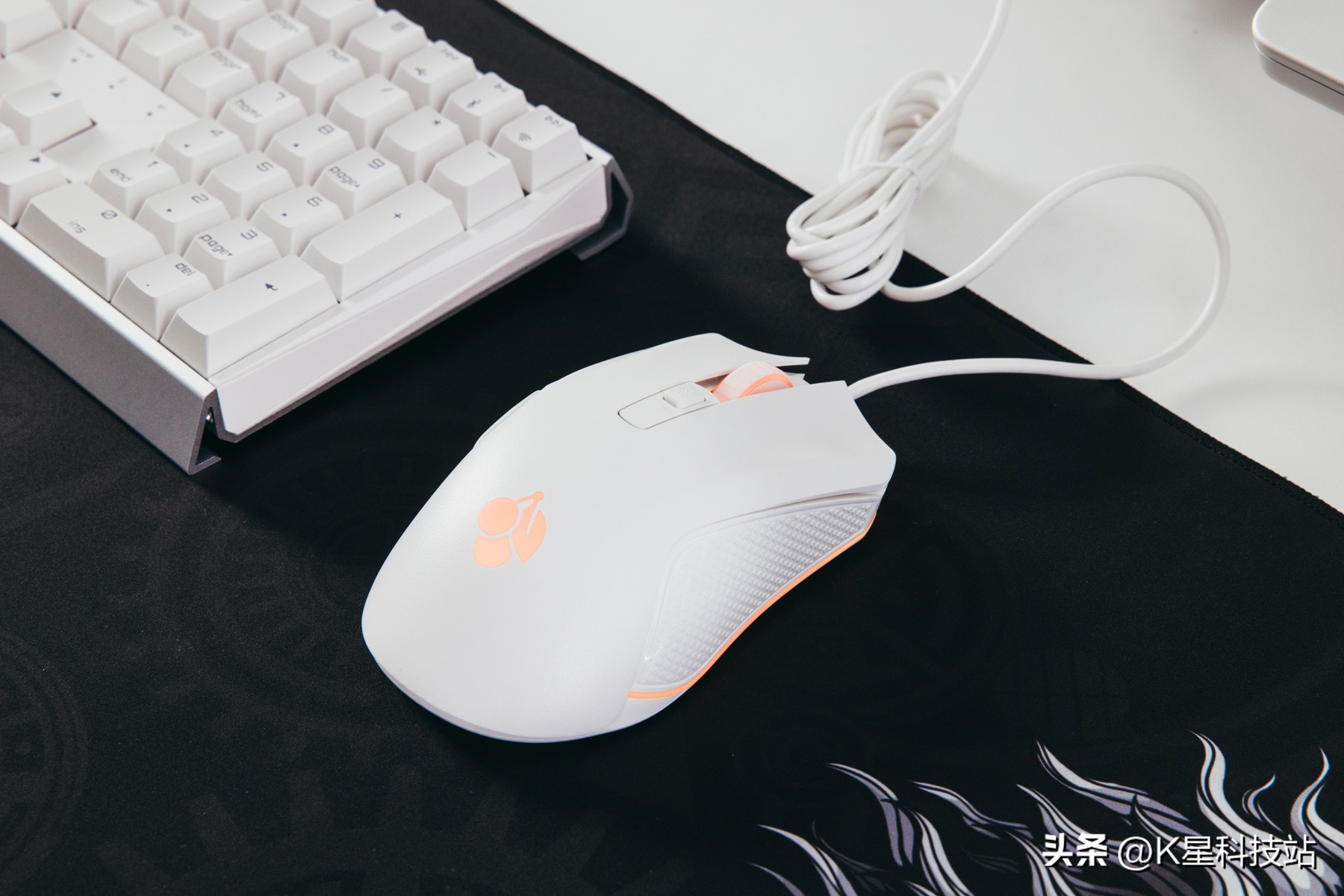 我的桌面我做主，一套平淡无奇白色系生产力+重度娱乐桌面分享