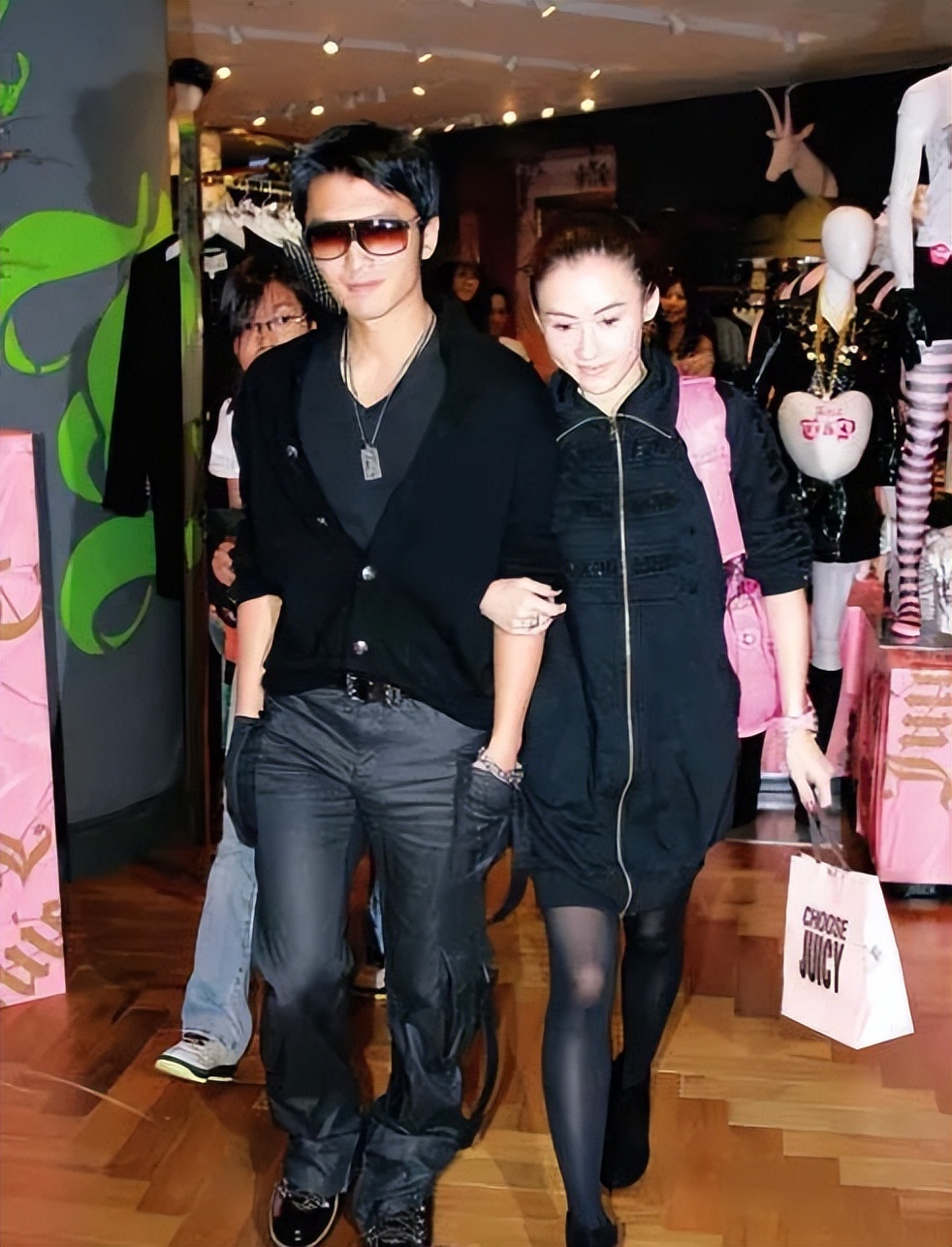 谢霆锋和王菲机场牵手完整版,王菲谢霆锋牵手张柏芝什么感受