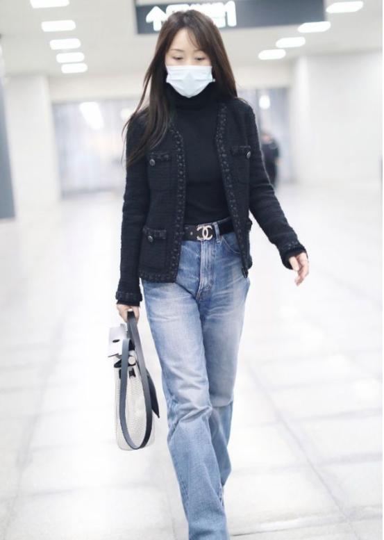 50岁的杨钰莹穿黄色露肩连衣裙,47岁杨钰莹穿印花裙真好看