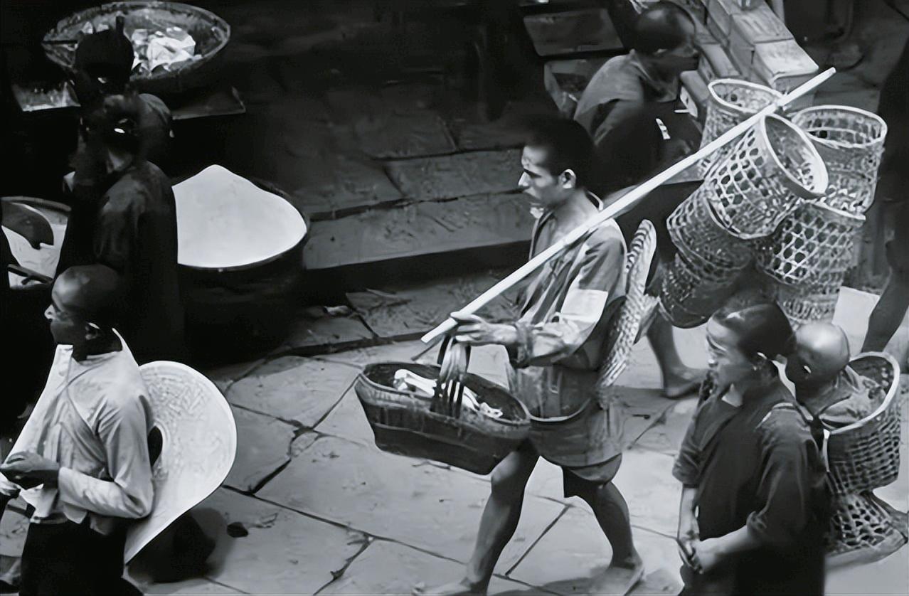 日特伪装商人大肆抢粮，群众无奈望粮兴叹，我公安痛快淋漓除敌害