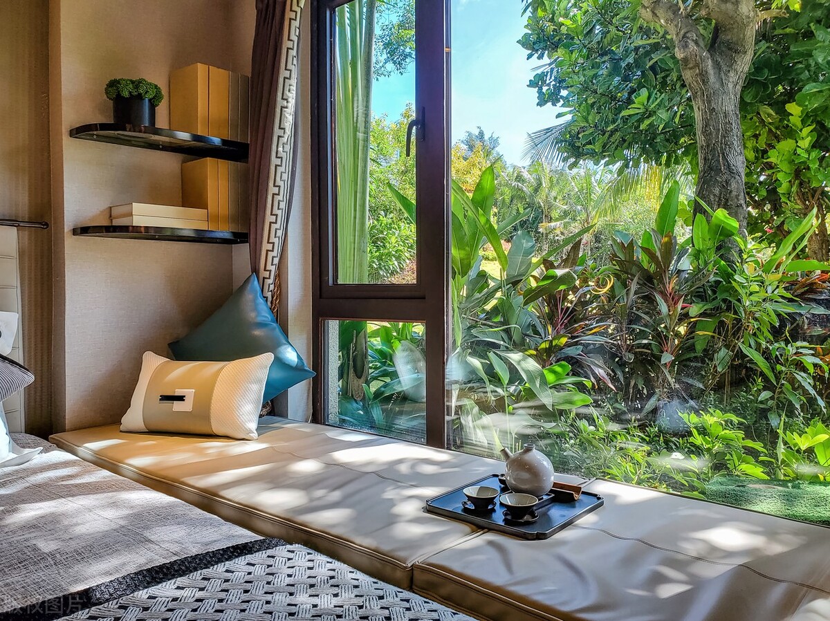 跑了10个工地现场，我终于明白了实木烤漆窗套和不锈钢窗套的区别