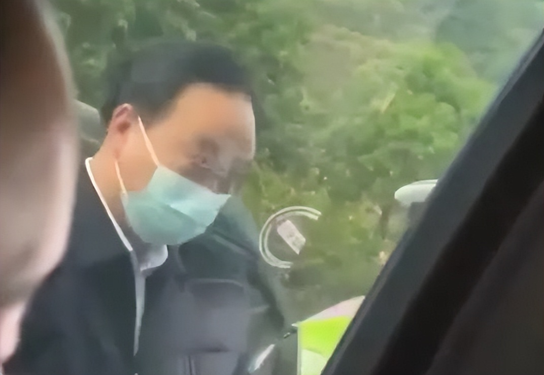 重庆一副区长粗暴劝返外地车辆好大的官威但应谅解