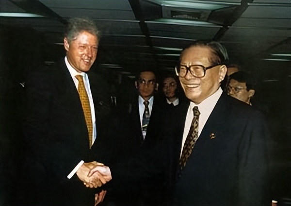 美前总统克林顿回忆录中揭秘：与江*民泽**相处的越久，越对他有好感