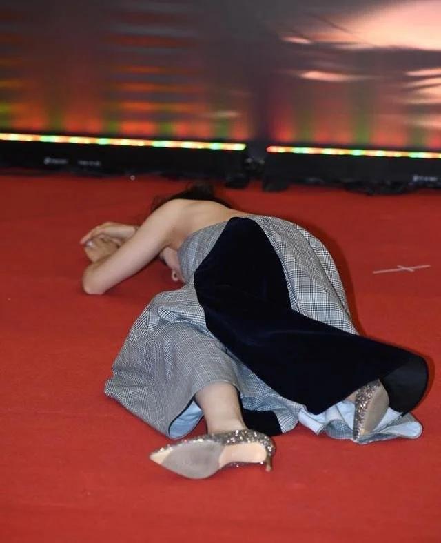 红毯假摔、穿透视装、碰瓷“迪幂孟扎”，赵樱子是要“黑红”到底